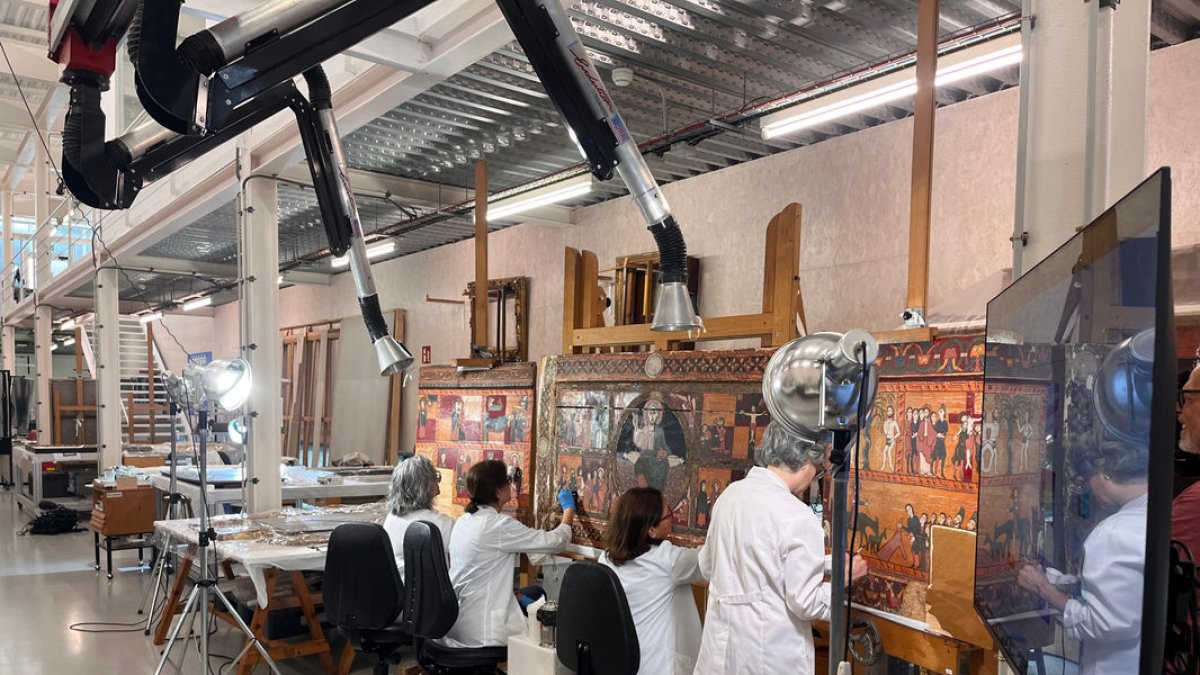 Los trabajos en el Centre de Restauració de Bens Mobles. - A. SOLSONA