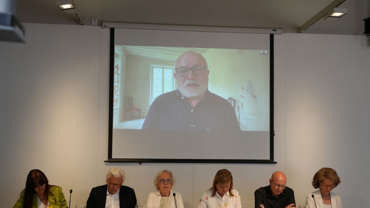 Borràs, Mascarell, Mieras, Ponsa, Tresserras y Vilallonga, y Puig en pantalla, presentaron ayer el escrito. - ACN