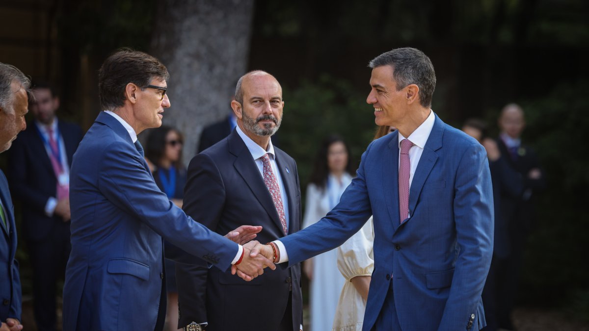 El presidente del gobierno español, Pedro Sánchez, saludando al presidente de la Generalitat, Salvador Illa, al inicio de la reunión de la Conferencia de Presidentes en el Palau de Pedralbes de Barcelona.