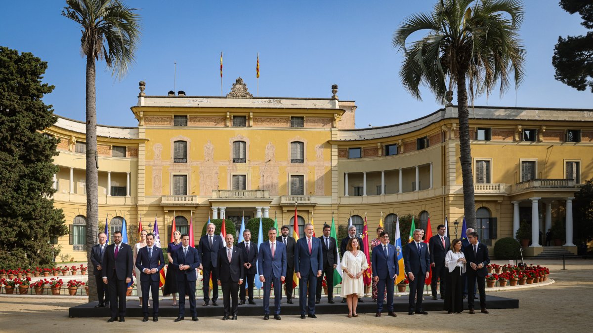 Fotografía de familia de todos los presidentes autonómicos; el presidente del gobierno español, Pedro Sánchez, y el Rey al inicio de la Conferencia de Presidentes.
