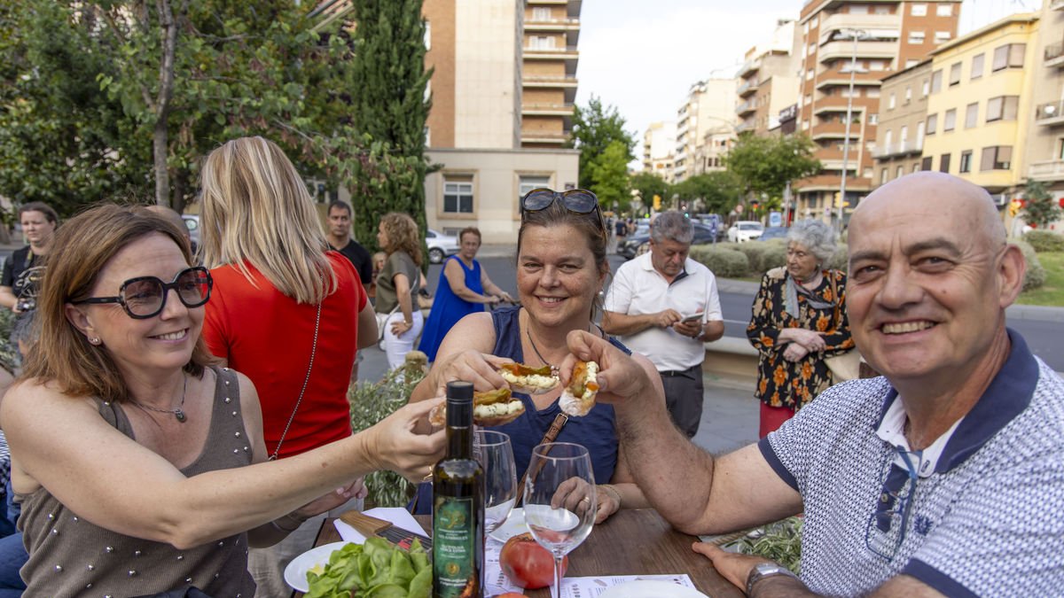 Degustació gastronòmica en la segona edició del Tasta Lleida, ahir a la plaça Ricard Viñes.