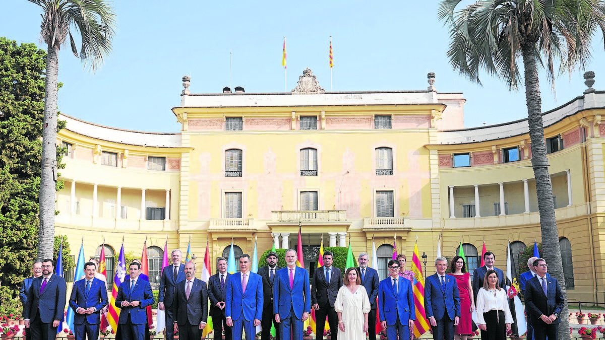 Foto de família del rei, el cap del Govern espanyol i els presidents de les comunitats autònomes. - KIKE RINCÓN / EUROPA PRESS