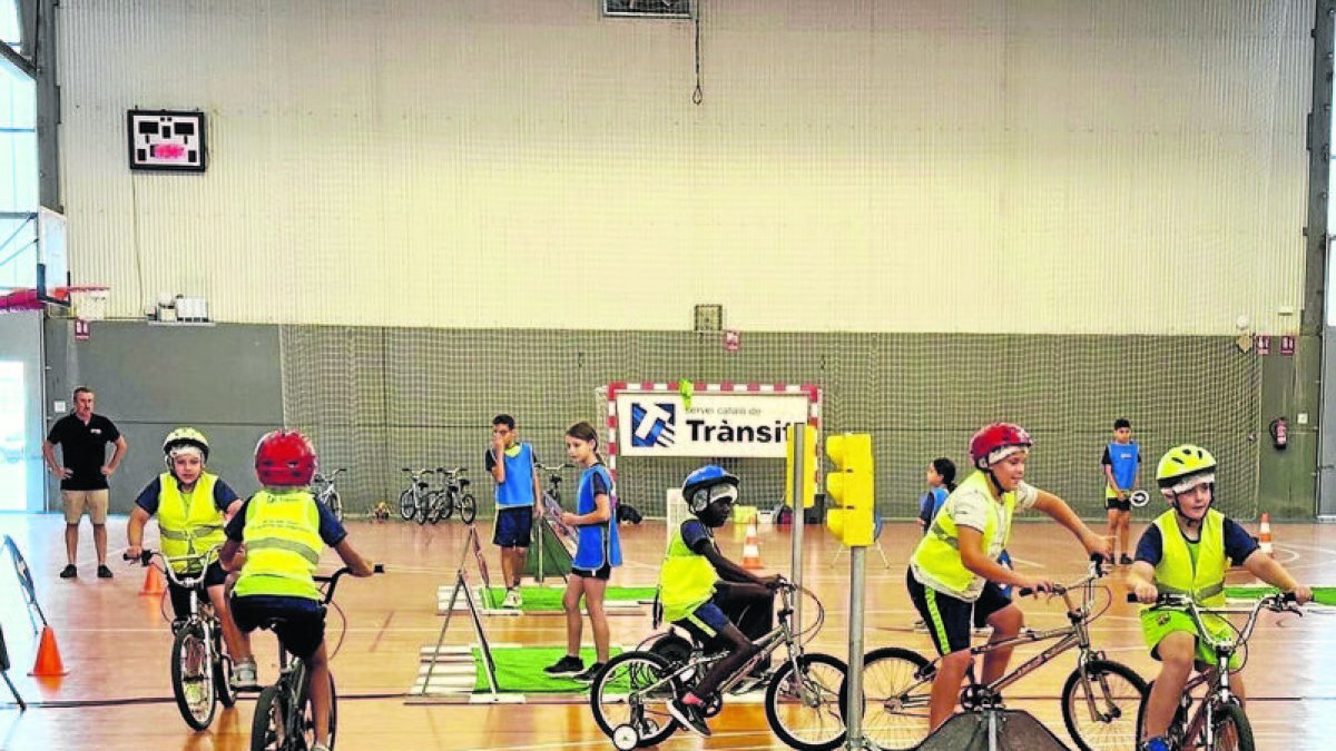 Los jóvenes conocieron normativas y pusieron en práctica sus aptitudes como ciclistas. - PAERIA BALAGUER
