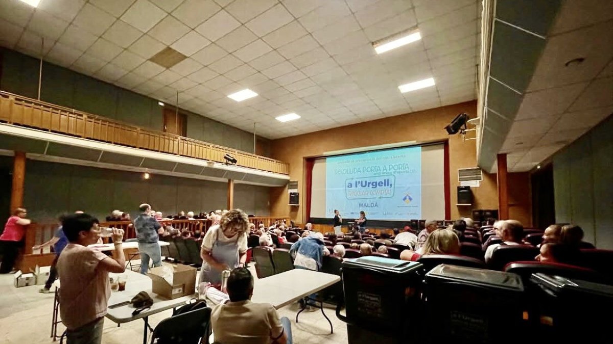 Reunió informativa i entrega d’equips a Maldà. - AJUNTAMENT DE MALDÀ