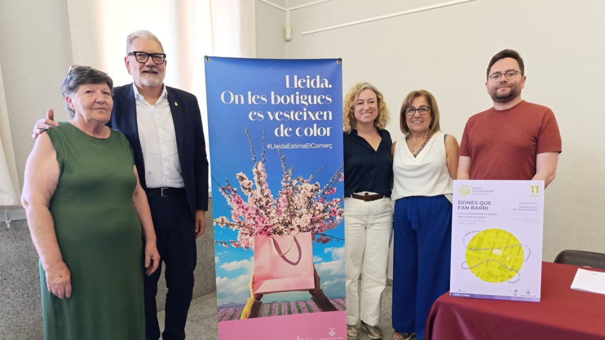 L’alcalde i dos edils, amb la presidenta del grup de dones i els comerciants dels Mangraners. - S.E.