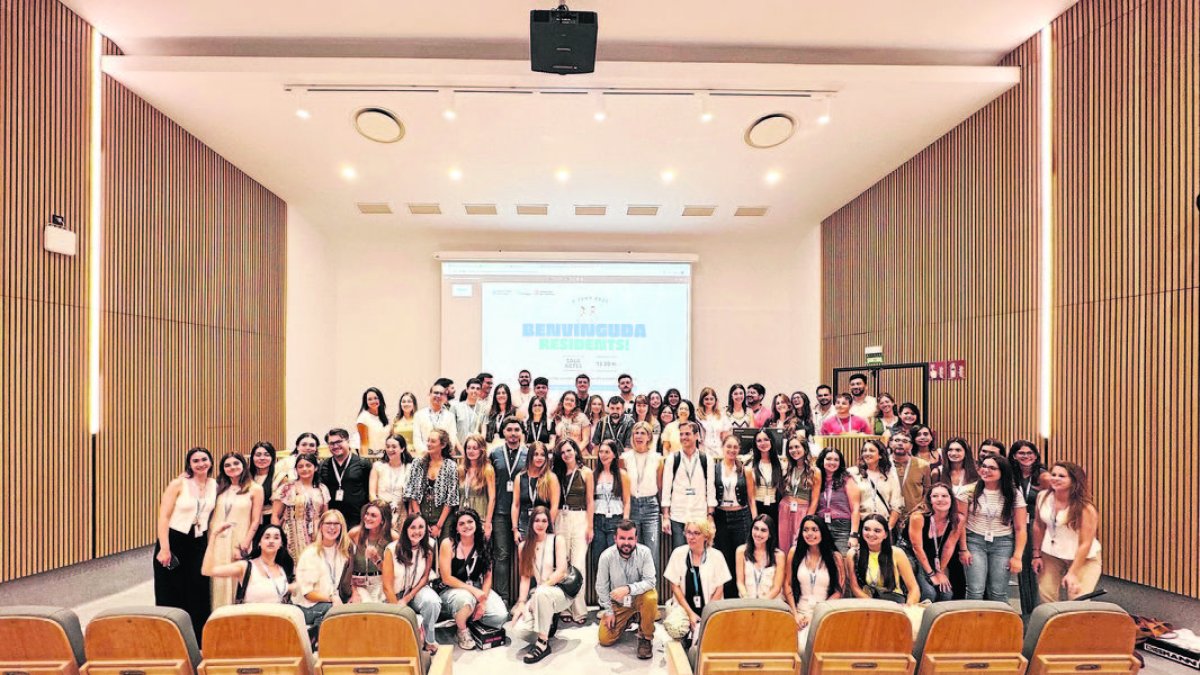 Foto de família dels nous residents que ahir van començar la formació sanitària especialitzada a Lleida. - MARC CARBONELL
