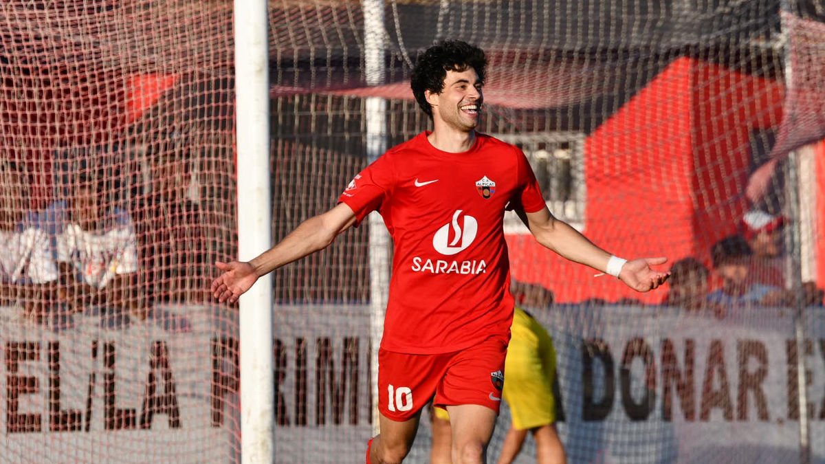 Llull celebra un dels seus dos gols amb què l’Alpicat va superar el Tàrrega. - IRIS SOLÀ