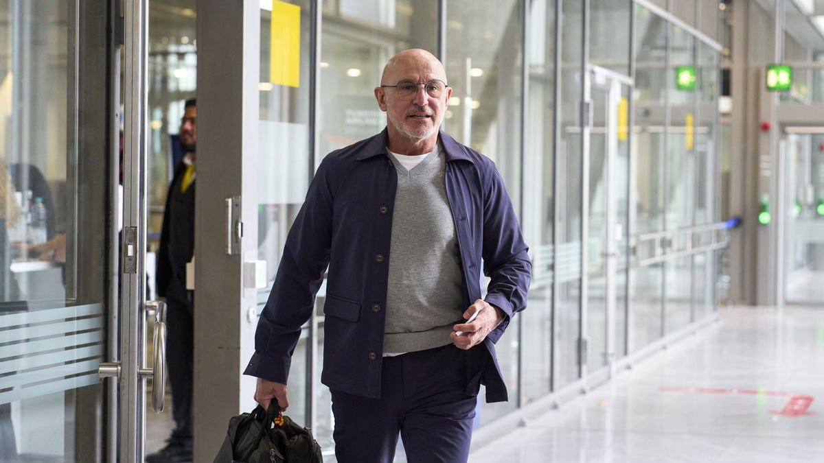 De la Fuente, ahir a l’aeroport de Stuttgart per anar a Múnic. - EFE/ ÁNGEL MARTÍNEZ/RFEF