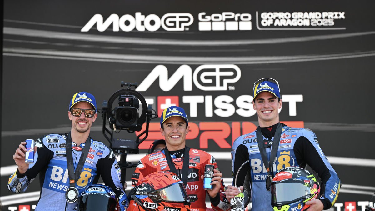 Marc Márquez, al podi de l’esprint flanquejat pel seu germà Àlex i Fermín Aldeguer. - MOTOGP