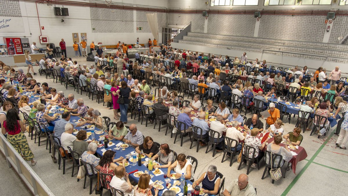 Comida multitudinaria en La Bordeta para celebrar el día del socio - JORDI ECHEVARRIA