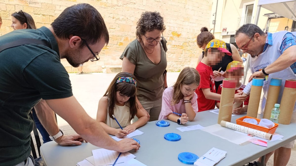 Un dels llocs amb activitats matemàtiques, ahir al Pati de les Comèdies. - S.E.