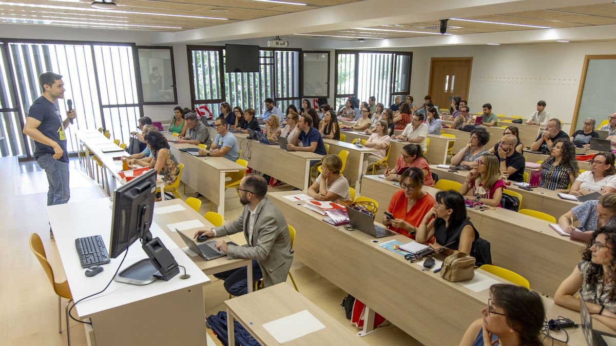Una de las ponencias de la jornada sobre el uso de la IA en la docencia, ayer en el campus de Cappont. - JORDI ECHEVARIA