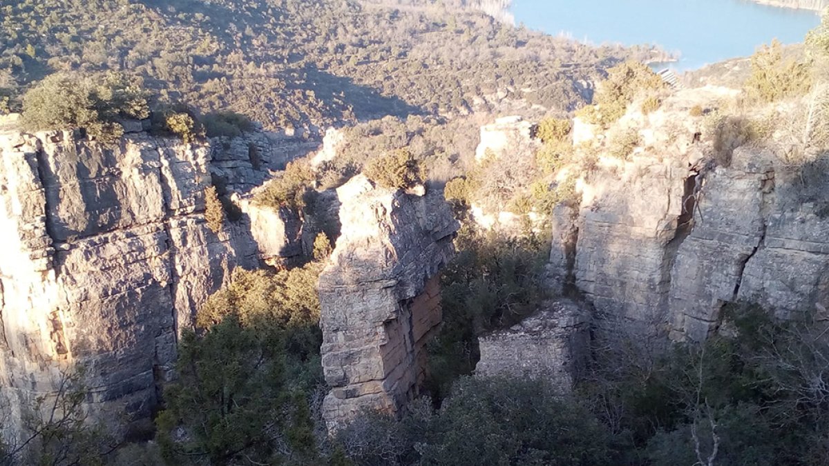 El poble havia estat aixecat entre dos falles, i el terratrèmol del 1373 va tenir prou entitat com per moure les roques i provocar l’enfonsament