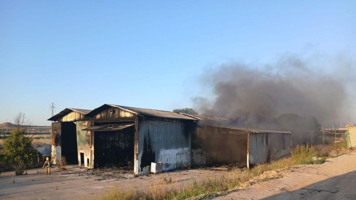 El foc es va declarar a les 20.15 hores de dissabte i van tardar dos hores a extingir-lo.