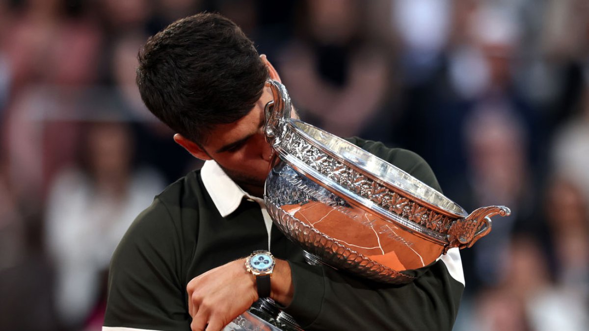 Carlos Alcaraz besa el trofeu de Roland Garros, el segon de la seua carrera, que va aconseguir després de cinc hores i mitja de final. - EFE