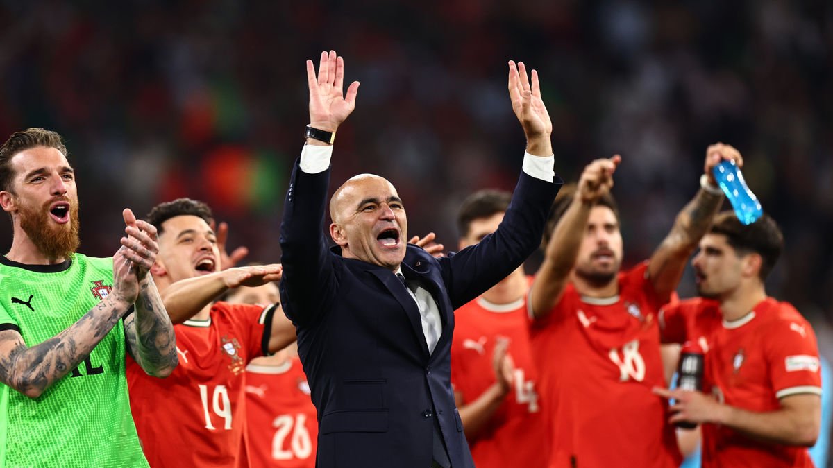 Robert Martínez celebra eufòric amb els seus jugadors el títol de la Lliga de Nacions. - EFE