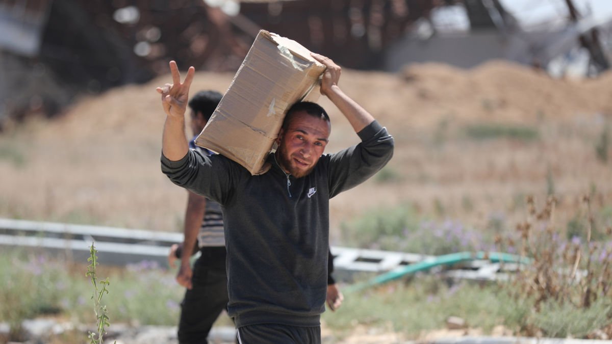 Un ciutadà de Gaza rep ajuda humanitària. - EUROPA PRESS