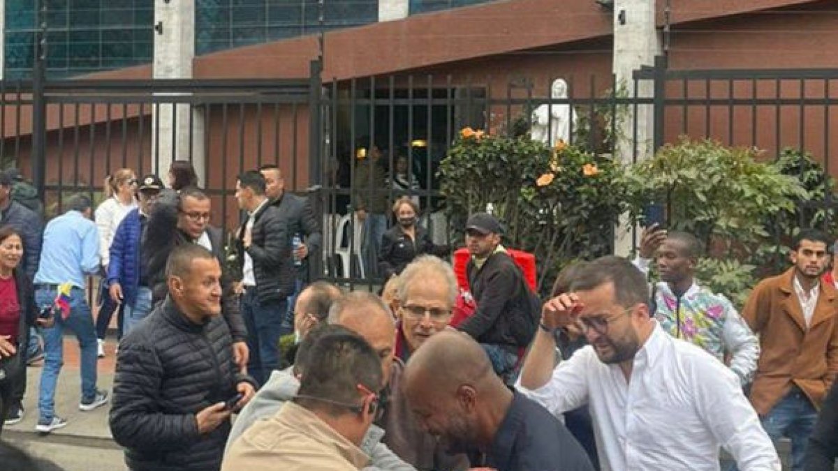 Miguel Uribe és atès al rebre dos trets al cap durant un acte de campanya. - EFE