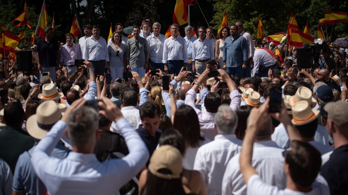 Feijóo, Ayuso, Rajoy, Aznar i més dirigents populars, en la concentració d’ahir a Madrid. - EUROPA PRESS
