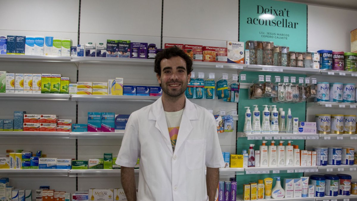 Jesús Marcos Cepero, titular de la farmàcia Espígol. - LAIA PEDRÓS