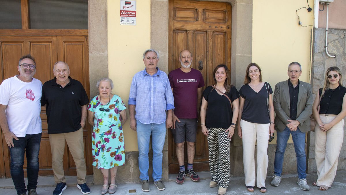 Tres dels cinc nebots de l’homenatjat amb els alcaldes de Tornabous i Anglesola, entre altres autoritats. - LAIA PEDRÓS