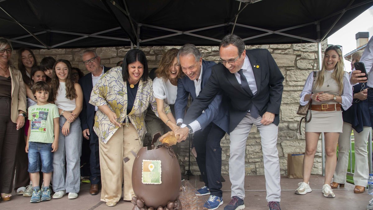 Núria Gil, Helena Garcia Melero, Francesc Lluch i Josep Rull, trencant els ous de xocolate. - C. MARSIÑACH