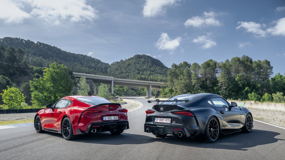 orna la caixa automàtica associada al motor 3.0 litres a Performance, alhora que estrena les variants A90 Final Edition i Lightweight Evo.