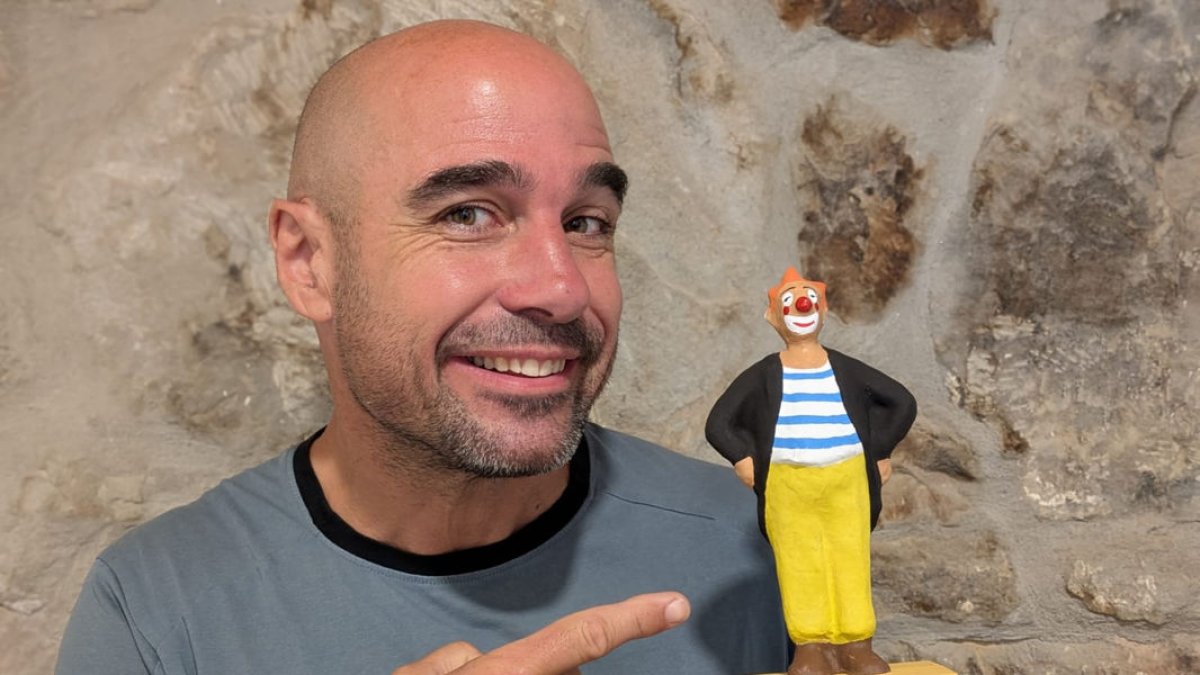 El clown lleidatà JAM, amb el trofeu de Pallasso de l’Any 2025. - BERNAT FERRER