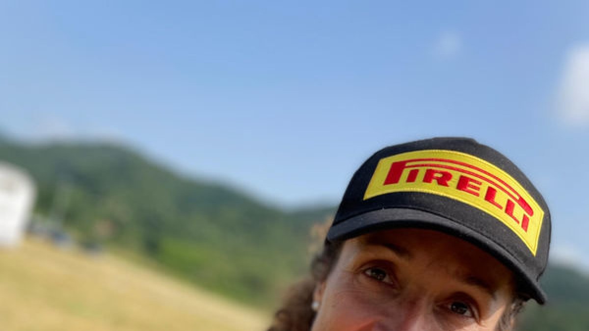 Ramona Gabriel posa con la medalla de bronce conseguida.