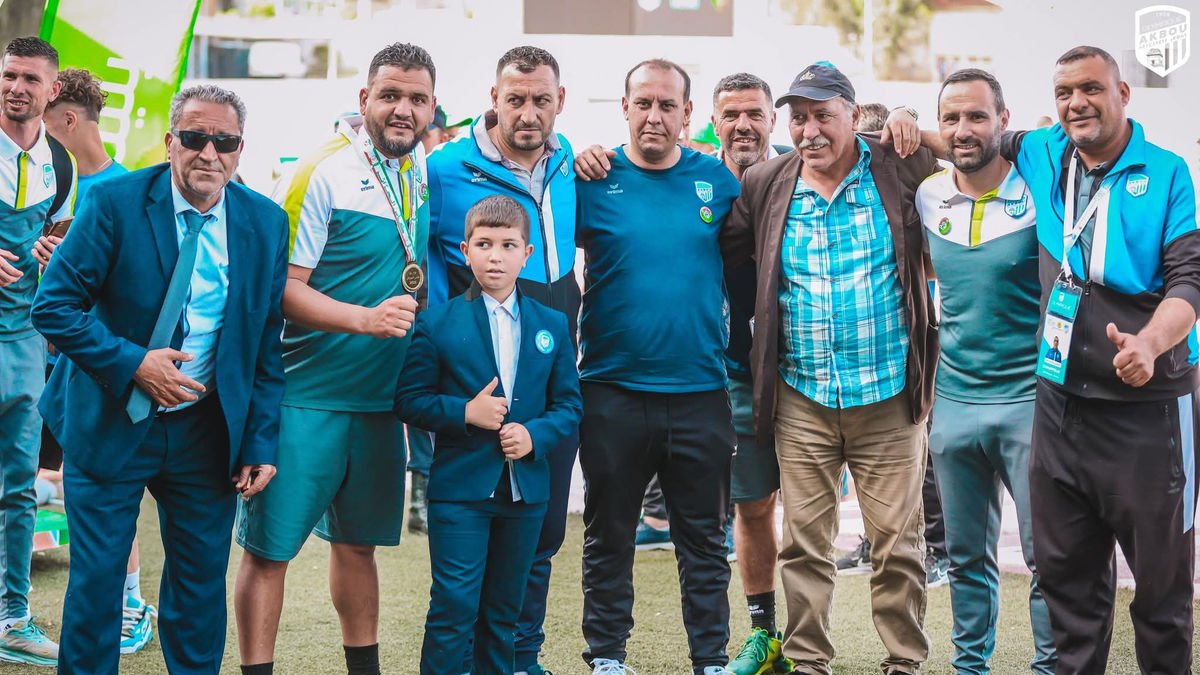 Xavier Codina, segon per la dreta, amb l’staff tècnic i directius del club Olympique Akbou.