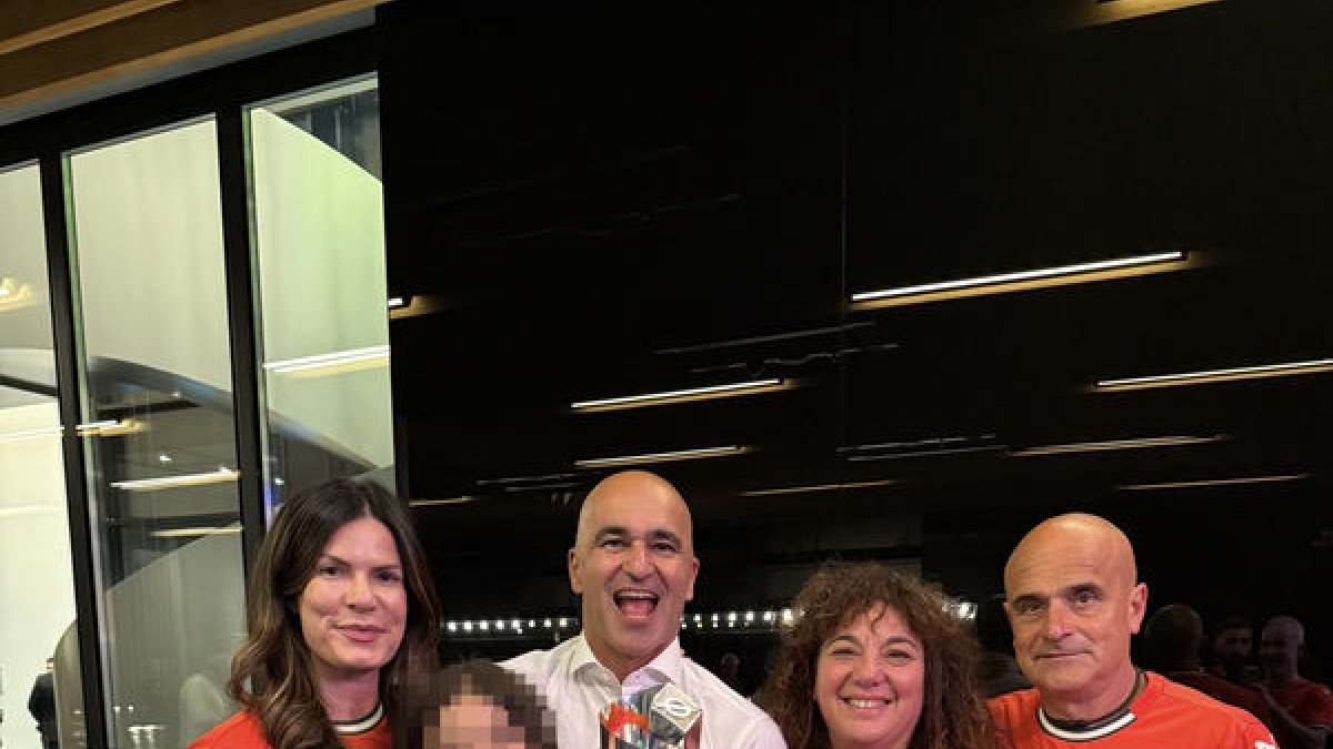 Robert Martínez posa amb el trofeu amb la seua esposa Beth, les seues tres filles, la germana i el cunyat.