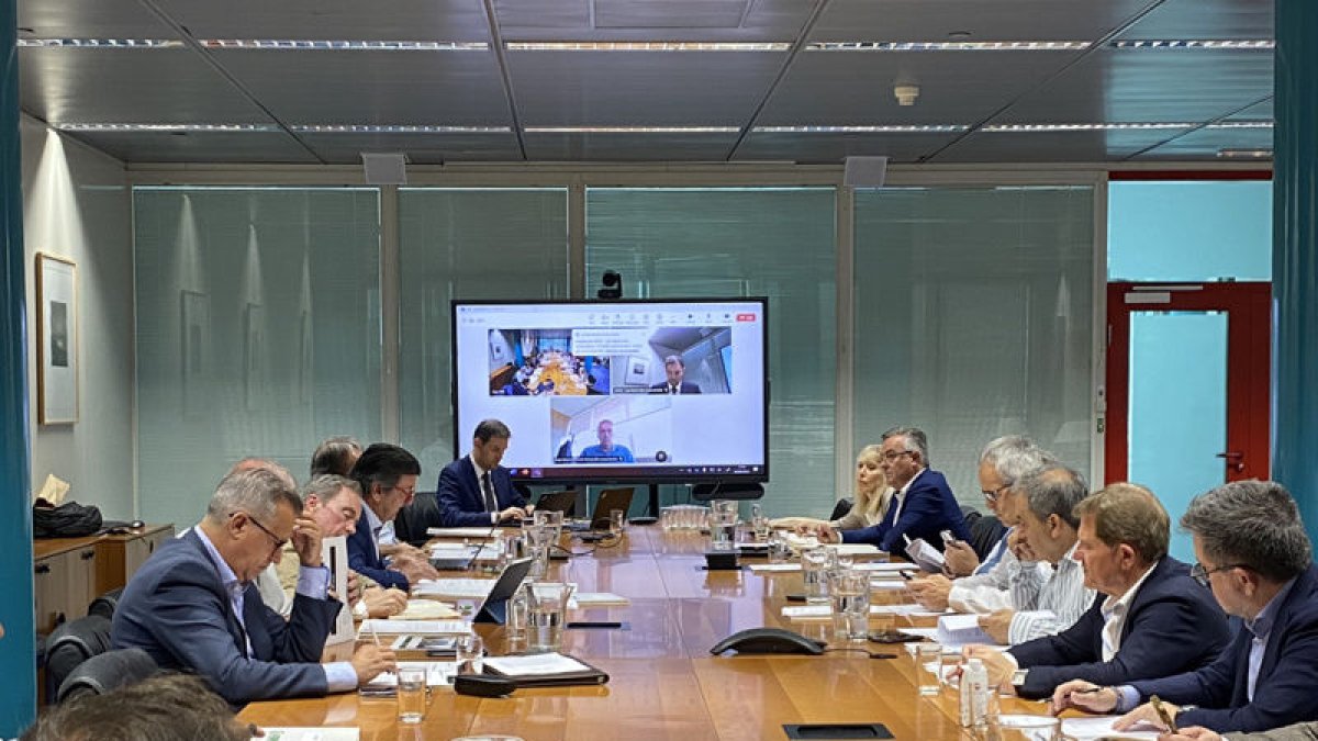 Un moment de la reunió de la Comissió de Govern de Fepex amb la participació d’Afrucat. - FEPEX