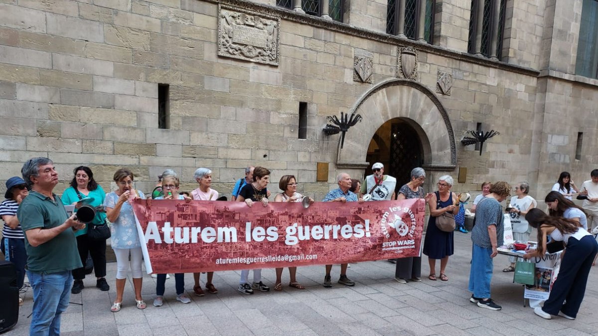 Concentración ayer frente a la Paeria de Aturem les guerres. - J.M. CURRIÀ