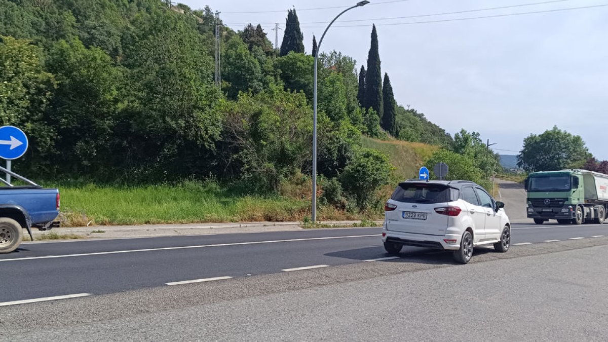 La línia contínua va acompanyada de senyalització horitzontal. - C.SANS