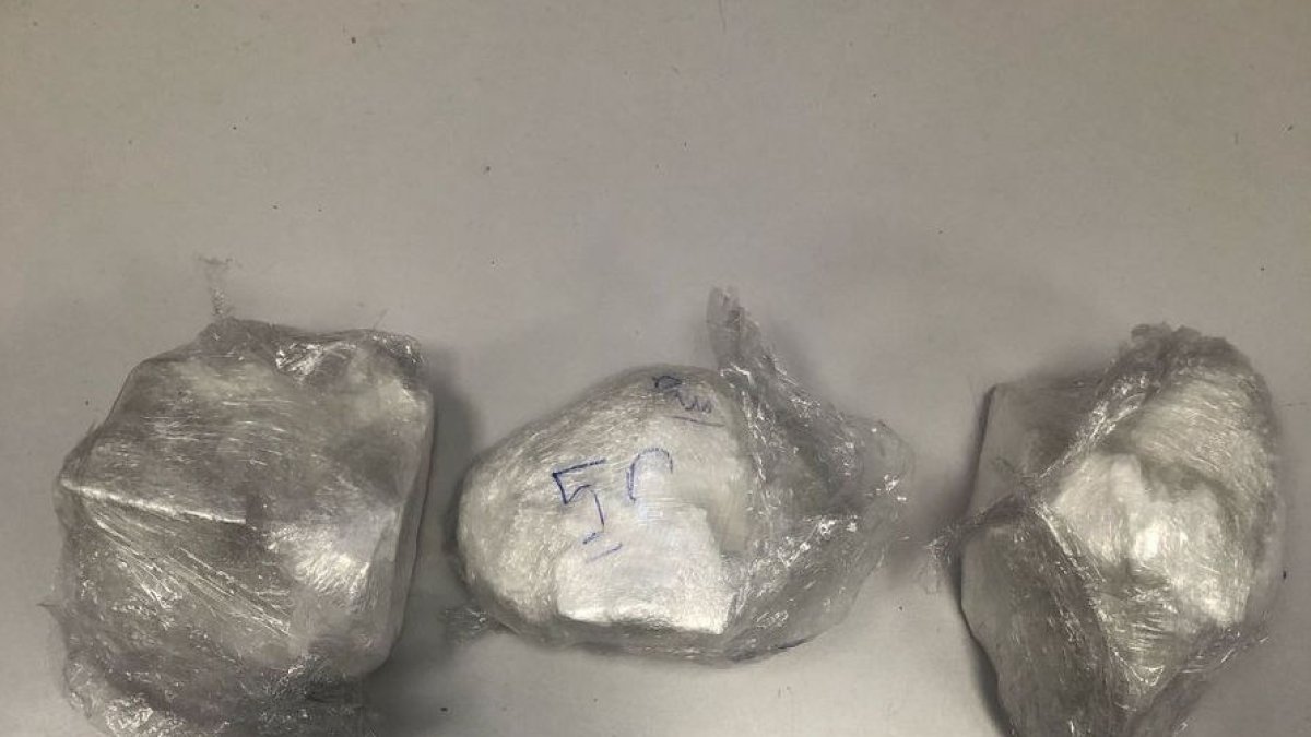 El conductor arrestat portava els tres embolcalls de cocaïna ocults a la guantera del vehicle. - MOSSOS D’ESQUADRA