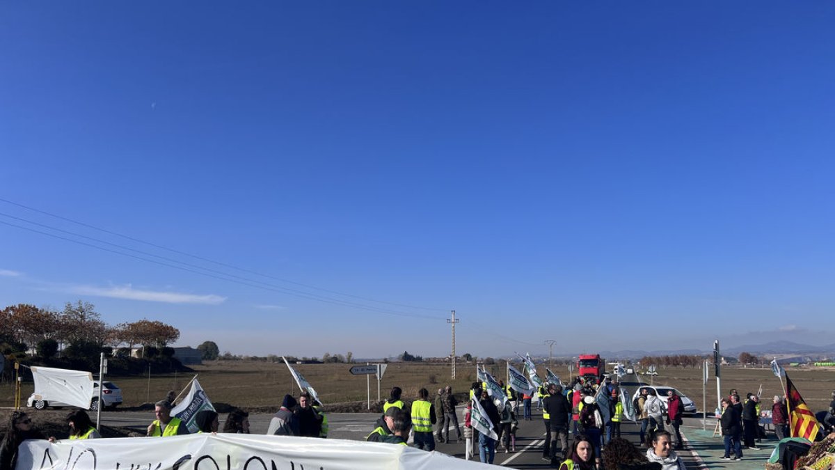 Imagen de archivo de un corte de carretera en 2024 contra la planta de biogás de La Sentiu de Sió. - X.RODRÍGUEZ