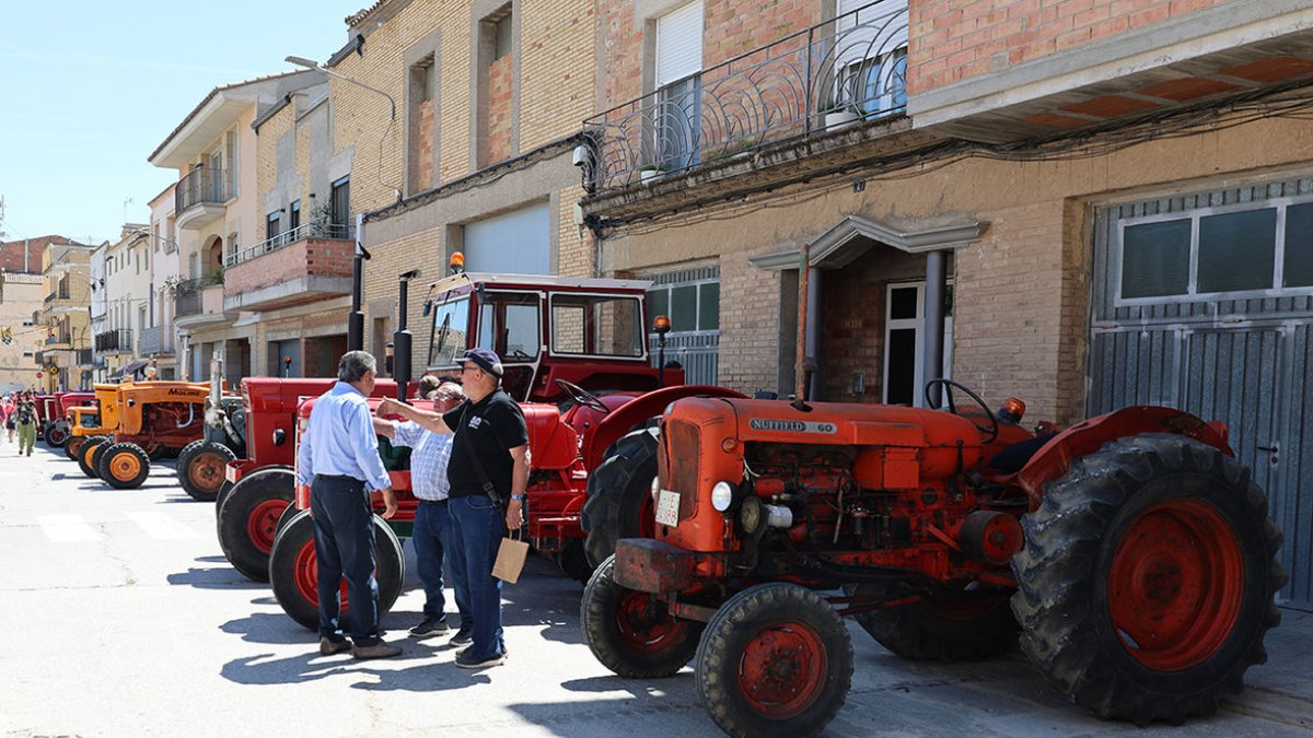 Exhibició de tractors al centre del municipi. - J.GÓMEZ