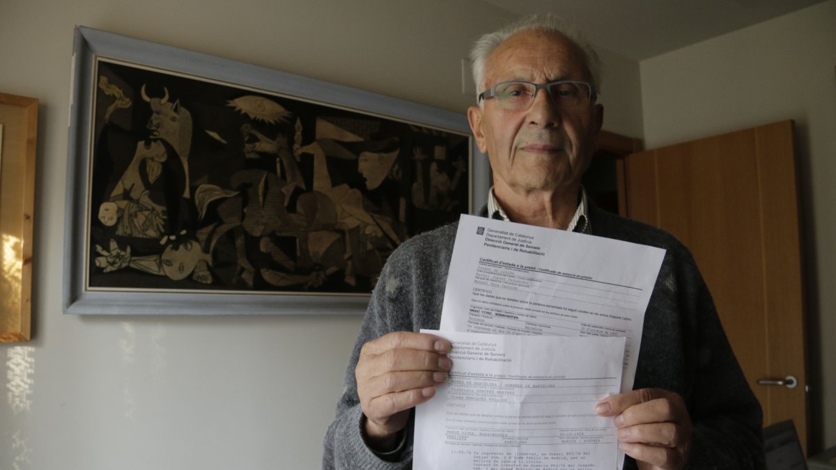 Margó, amb els certificats de les seues dues estades a la presó