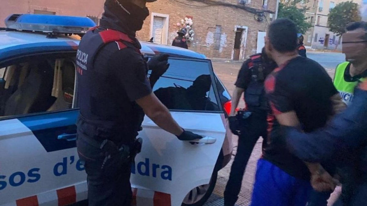Els Mossos detenen el principal autor de l'agressió a quatre agents al barri de la Mariola de Lleida