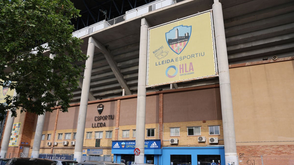 Una vista de la fachada principal del Camp d’Esports. - AMADO FORROLLA