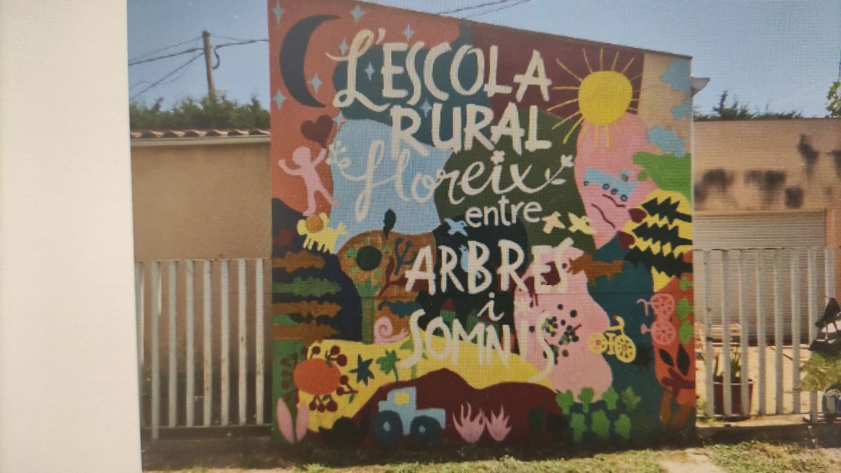 Porfesionales de Solaç Centre d’Expressió Artística dirigieron la confección del mural.