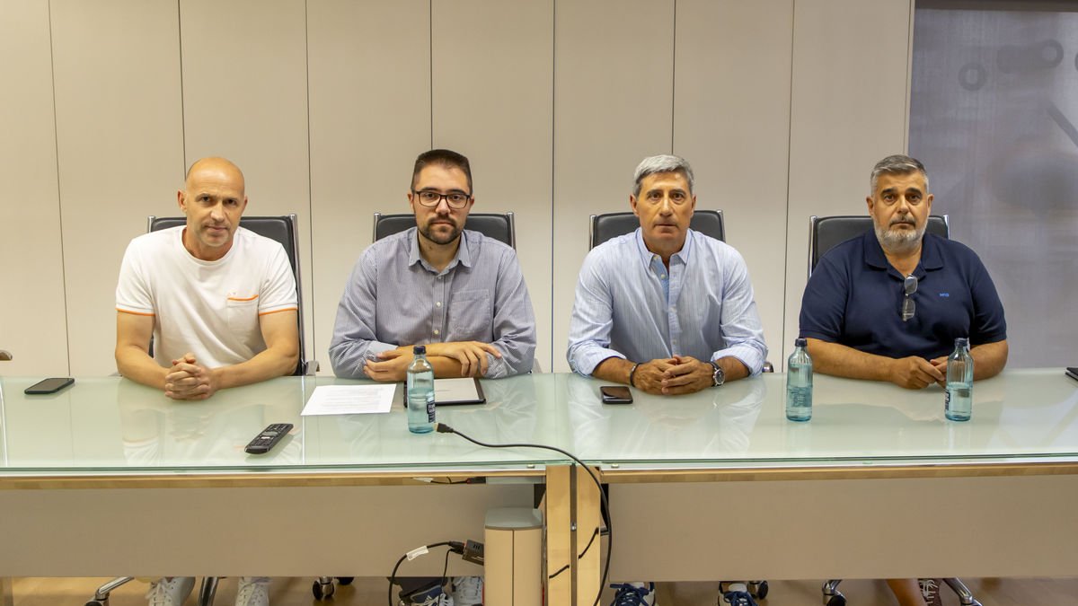 Miembros del consistorio, ayer con propietarios afectados. - JORDI ECHEVARRIA
