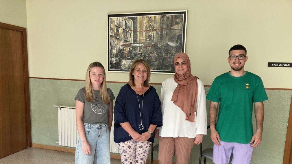 L’alcaldessa d’Aitona, Rosa Pujol, amb els dinamitzadors. - AJUNTAMENT D’AITONA