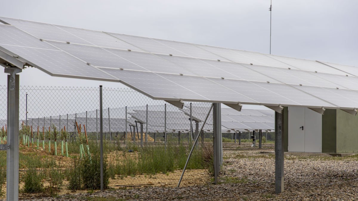 Les plaques solars ja es troben en funcionament a la zona regable. - JORDI ECHEVARRIA