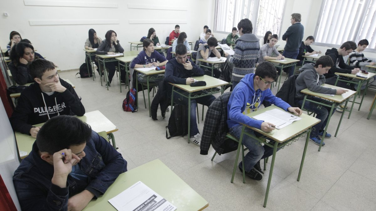 Alumnos realizando las pruebas de competencias básicas en una imagen de archivo.