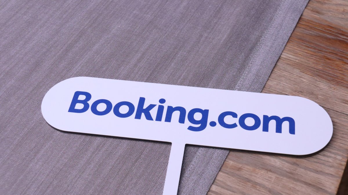 Un cartel con el logo de Booking.