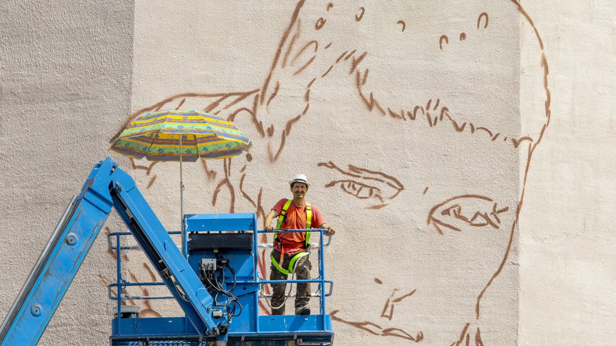 El artista Oriol Arumí, el pasado 3 de junio, ante el mural. - JORDI ECHEVARRIA
