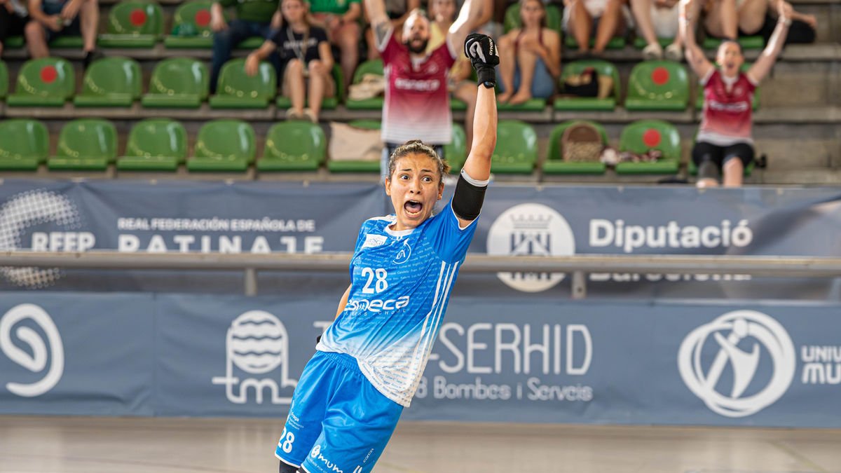 Adriana Soto celebra un dels tres gols que va anotar ahir amb el Fraga. - HOQUEI CATEDRA