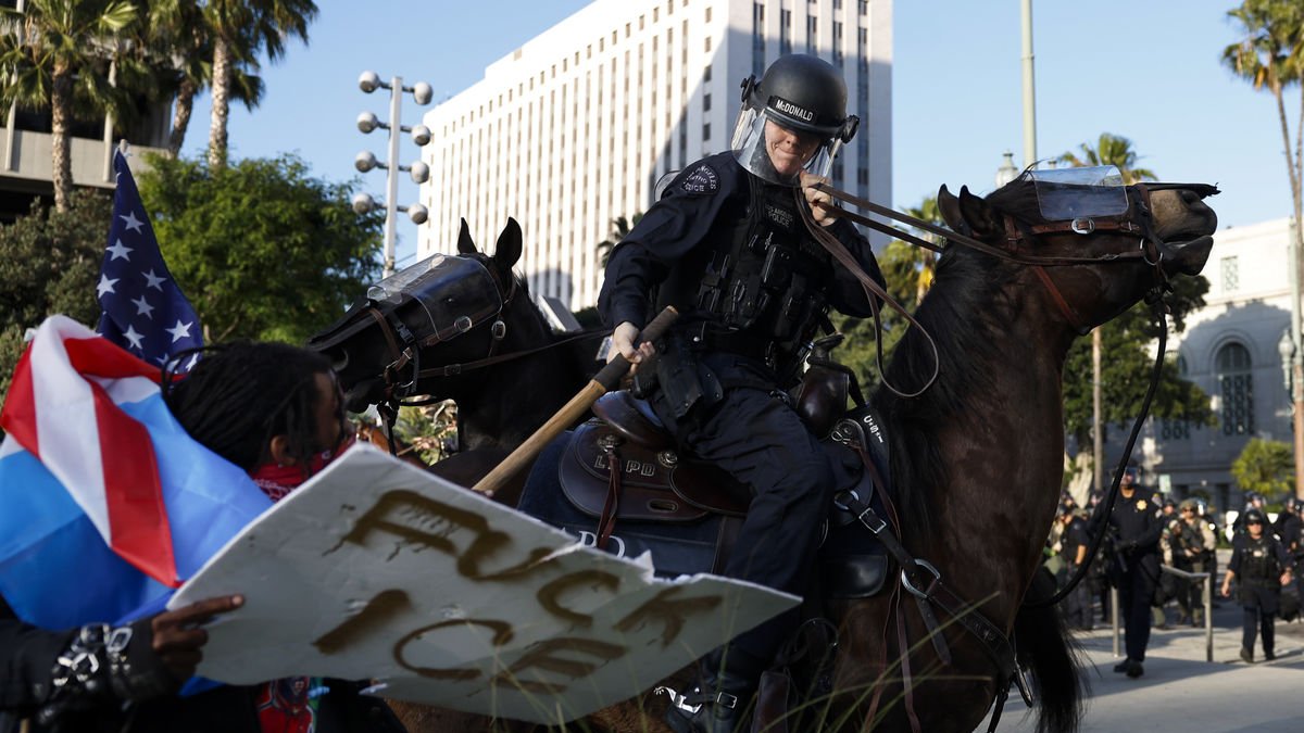 Les autoritats i els manifestants s’enfronten a Los Angeles. - EFE/EPA/CAROLINE BREHMAN