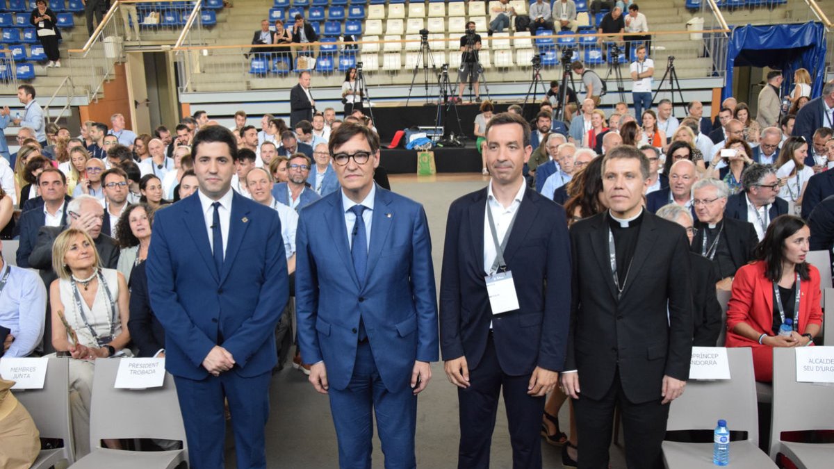 El Presidente Illa, junto al alcalde, Joan Barrera, el presidente de la Trobada, Josep Serveto, y el nuevo Obispo de Urgell, Josep-Lluís Serrano - C.SANS